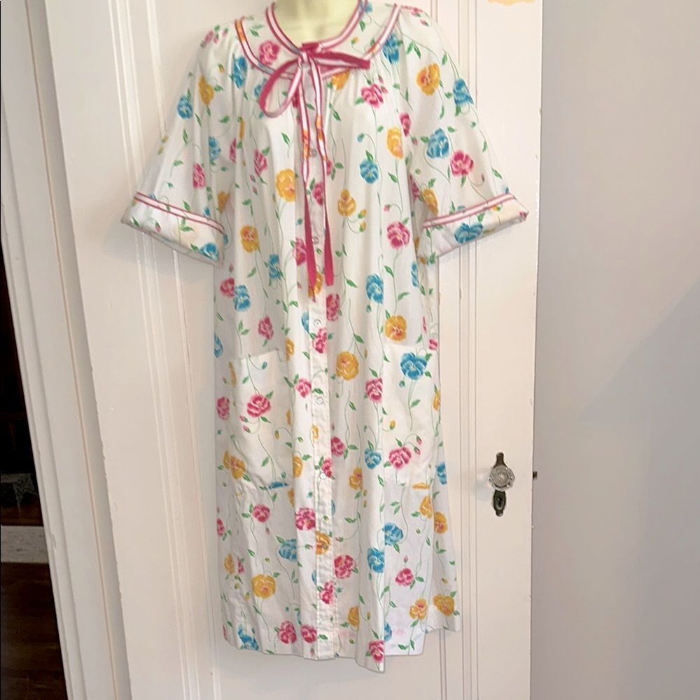 Vintage Pink, Blue & Yellow Pansy Print Polyester/Cotton Robe or House Coat
